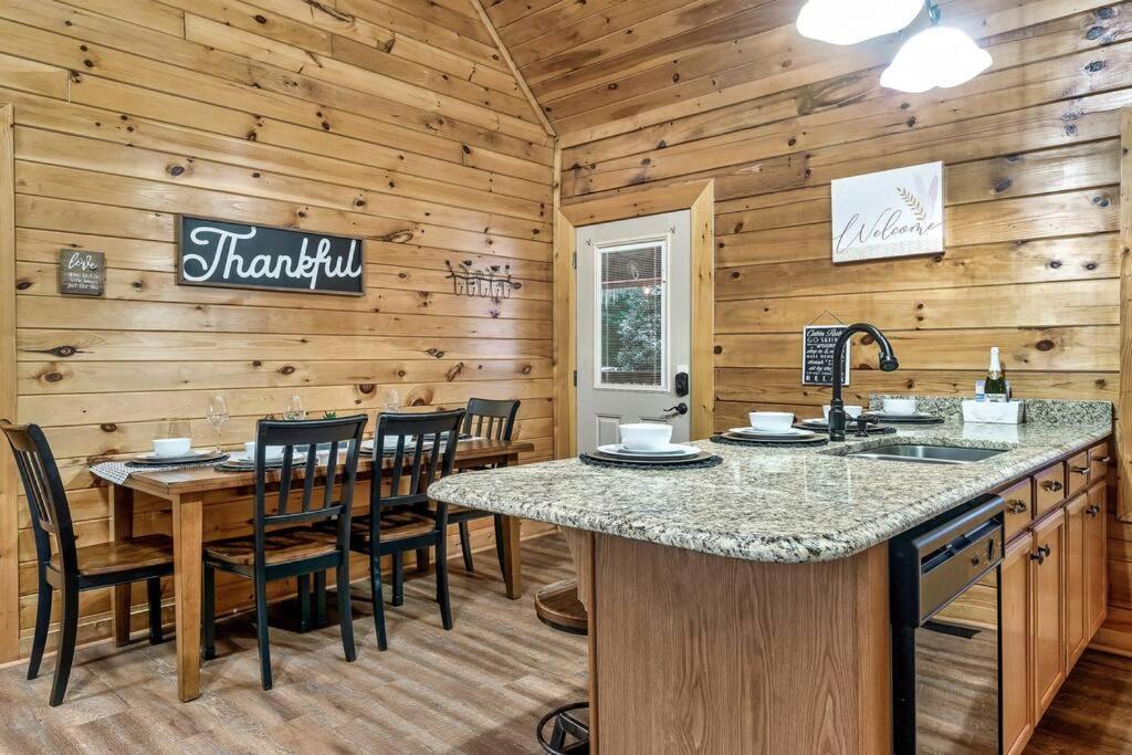 Cabin With New Hot Tub, Near Dollywood .2Bd.2Ba.Sleeps6.Bbq Sevierville Exterior photo