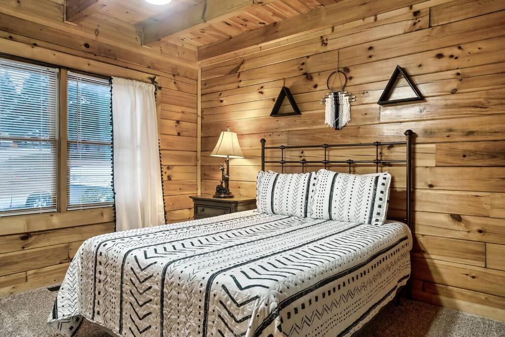 Cabin With New Hot Tub, Near Dollywood .2Bd.2Ba.Sleeps6.Bbq Sevierville Exterior photo