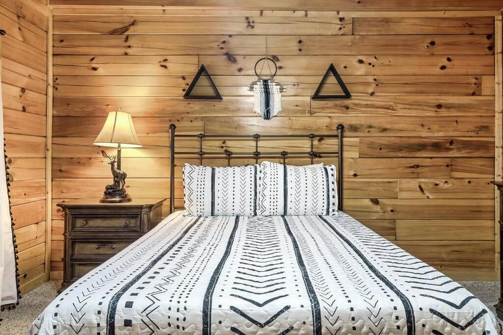Cabin With New Hot Tub, Near Dollywood .2Bd.2Ba.Sleeps6.Bbq Sevierville Exterior photo